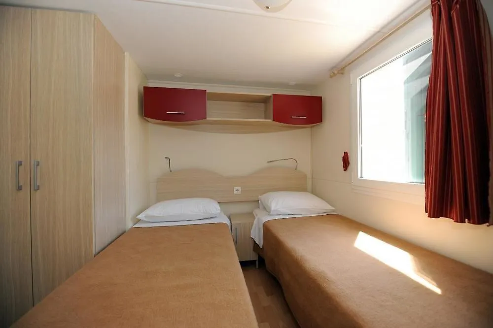 Zaton Holiday Resort Mobile Homes Нин