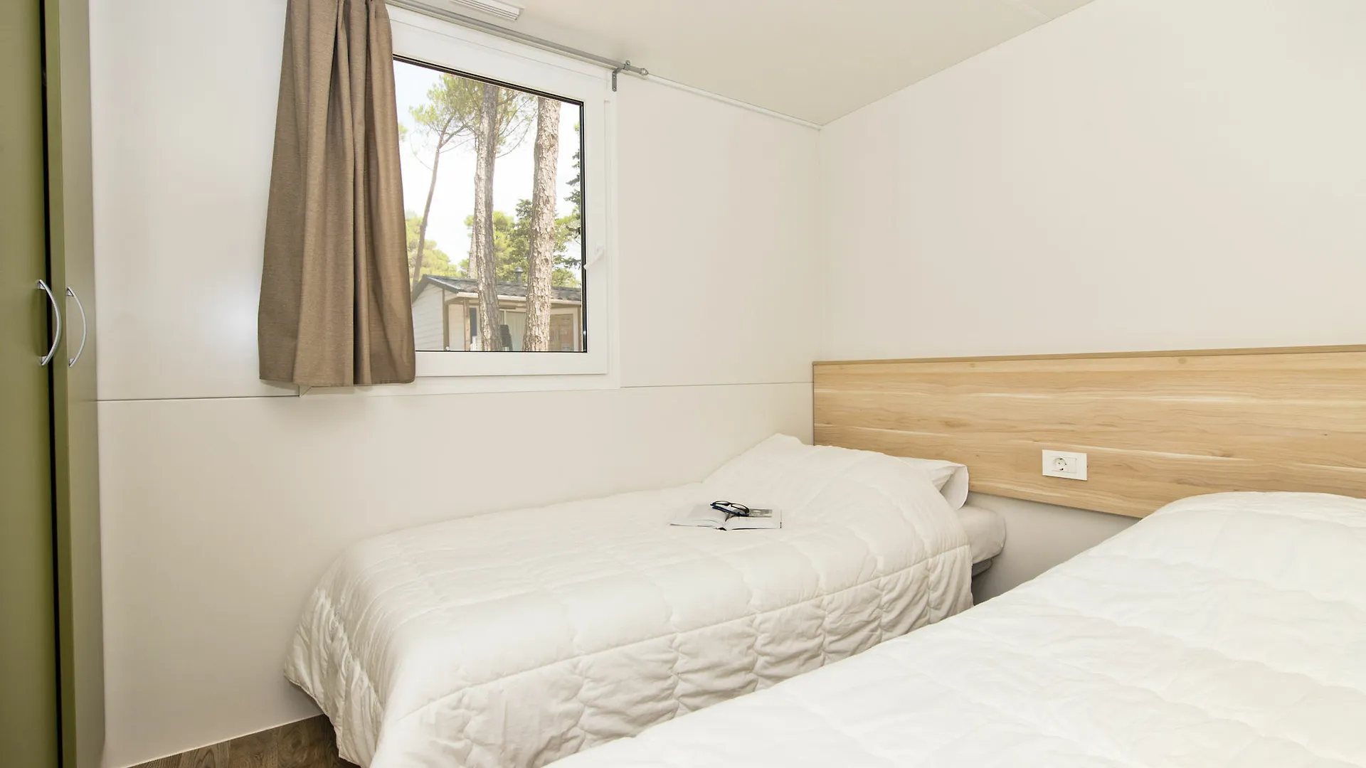 Zaton Holiday Resort Mobile Homes Нин